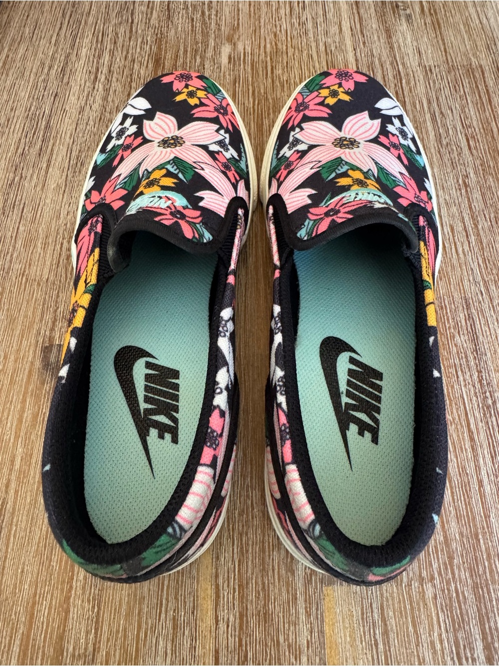 NWOB Nike floral slides, US size 8.5 - Picture 6 of 7